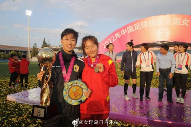 他掀开裙子舌头伸进